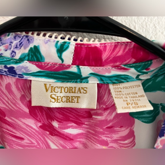 Vintage Pink Floral Victoria Secrets Robe w/ tie  -size Small - Picture 9 of 9